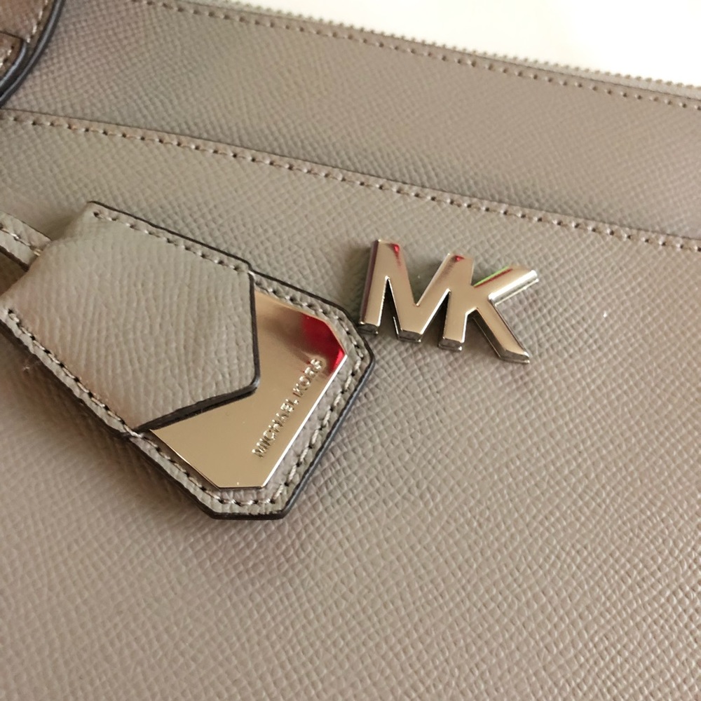 Micheal Kors Maddie Medium Crossgrain Leather Tote - Picture 2 of 8